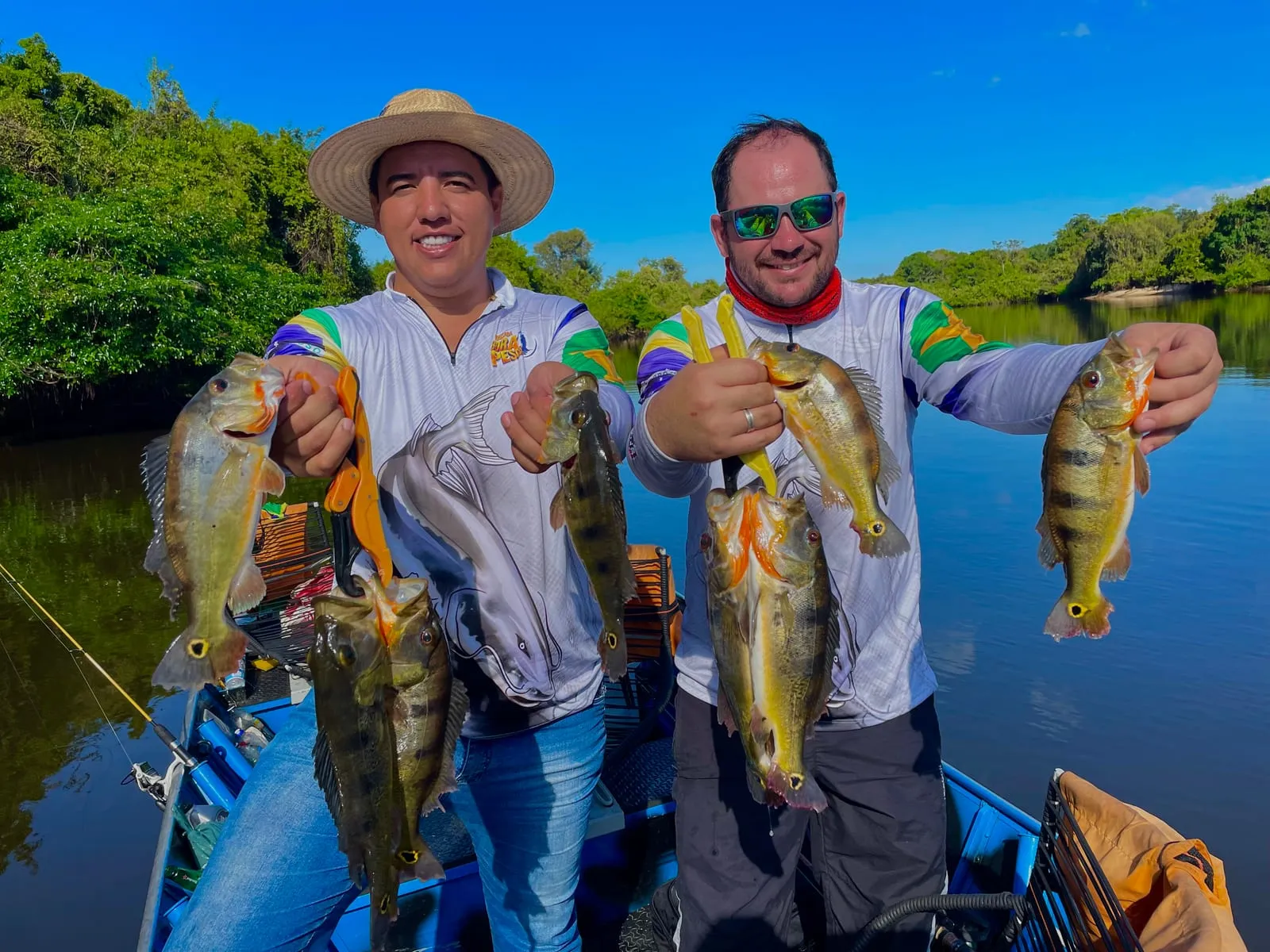 Dois pescadores mostram vários tucunarés