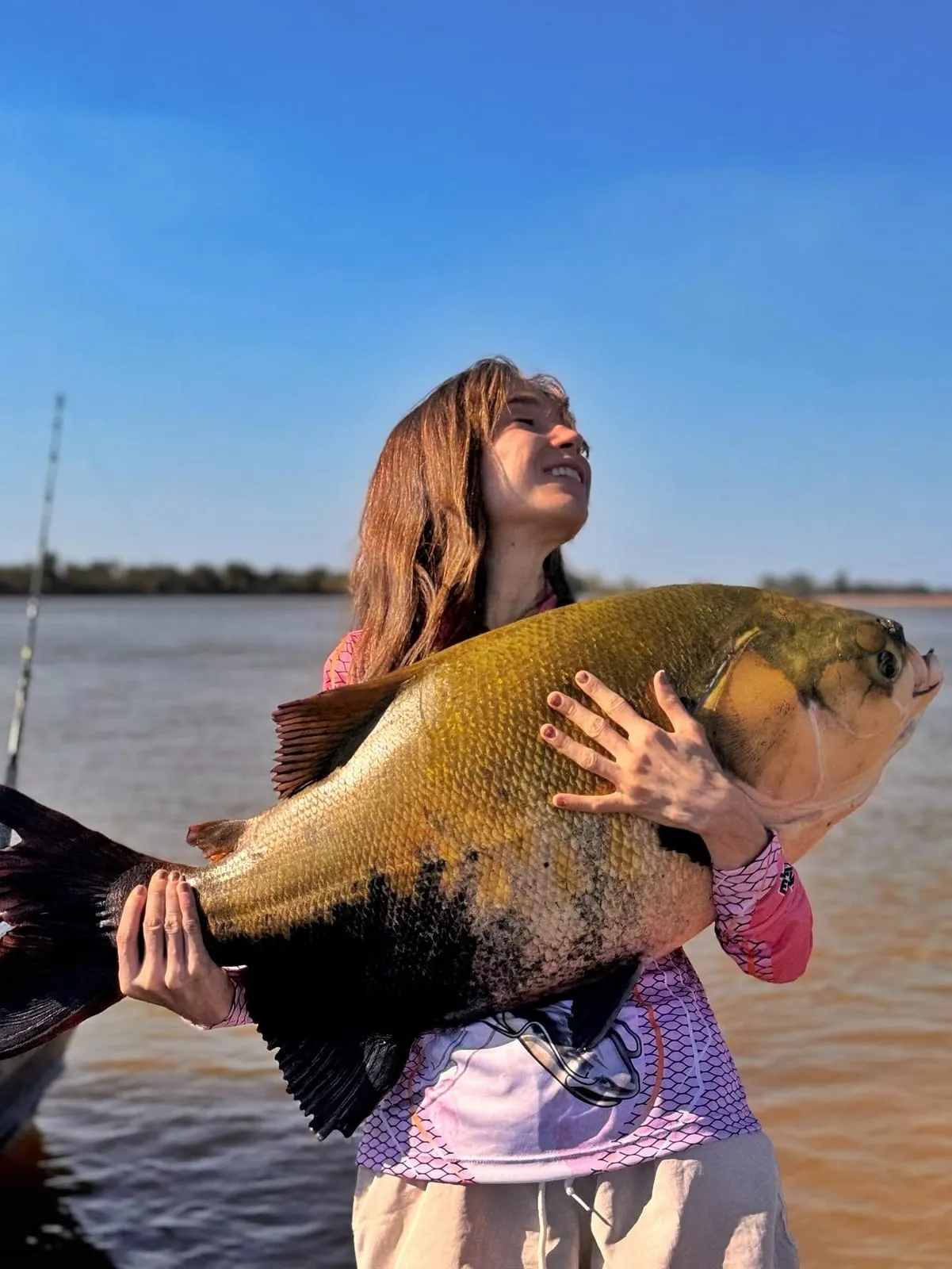 Pescadora abraça um tambaqui