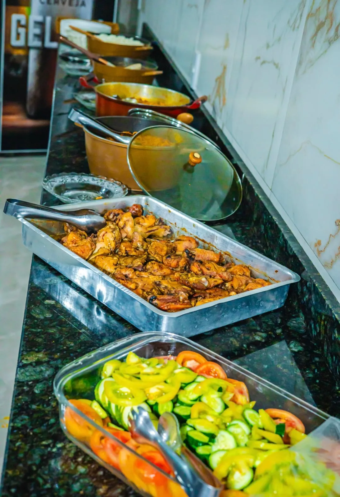Travessas com frango assado e salada de legumes