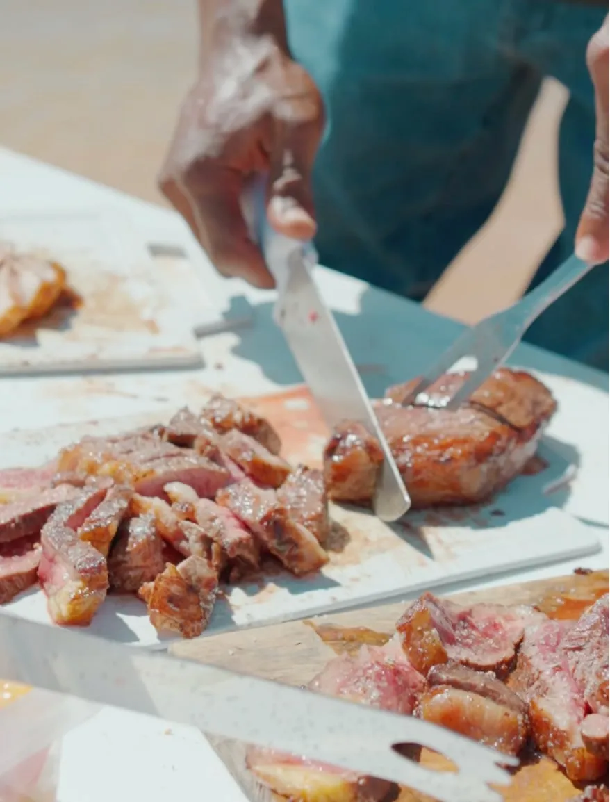 Carne assada sendo fatiada na tábua