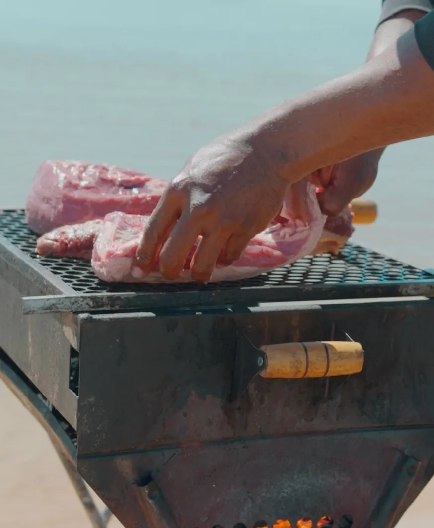 Carne na churrasqueira ao ar livre