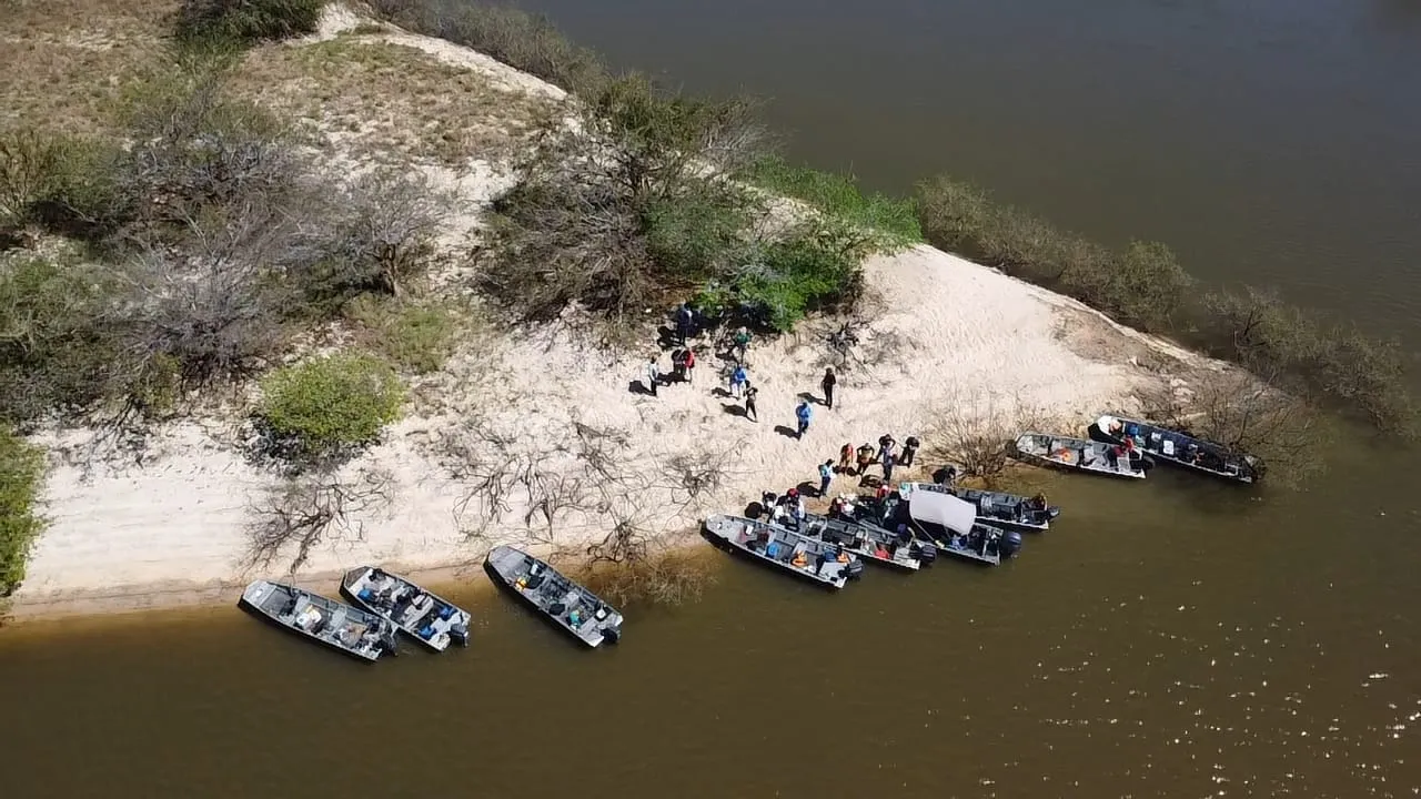 Vista aérea de barcos de pesca parados numa praia de areia do Rio Araguaia