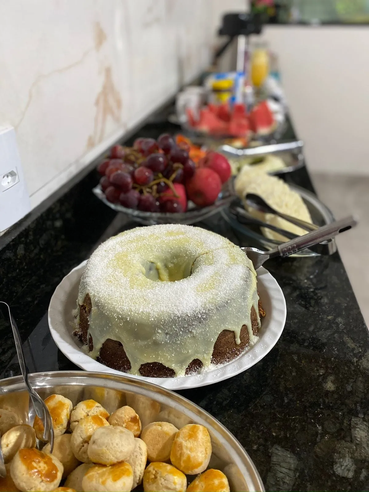 Bolo e frutas servidos no café da manhã