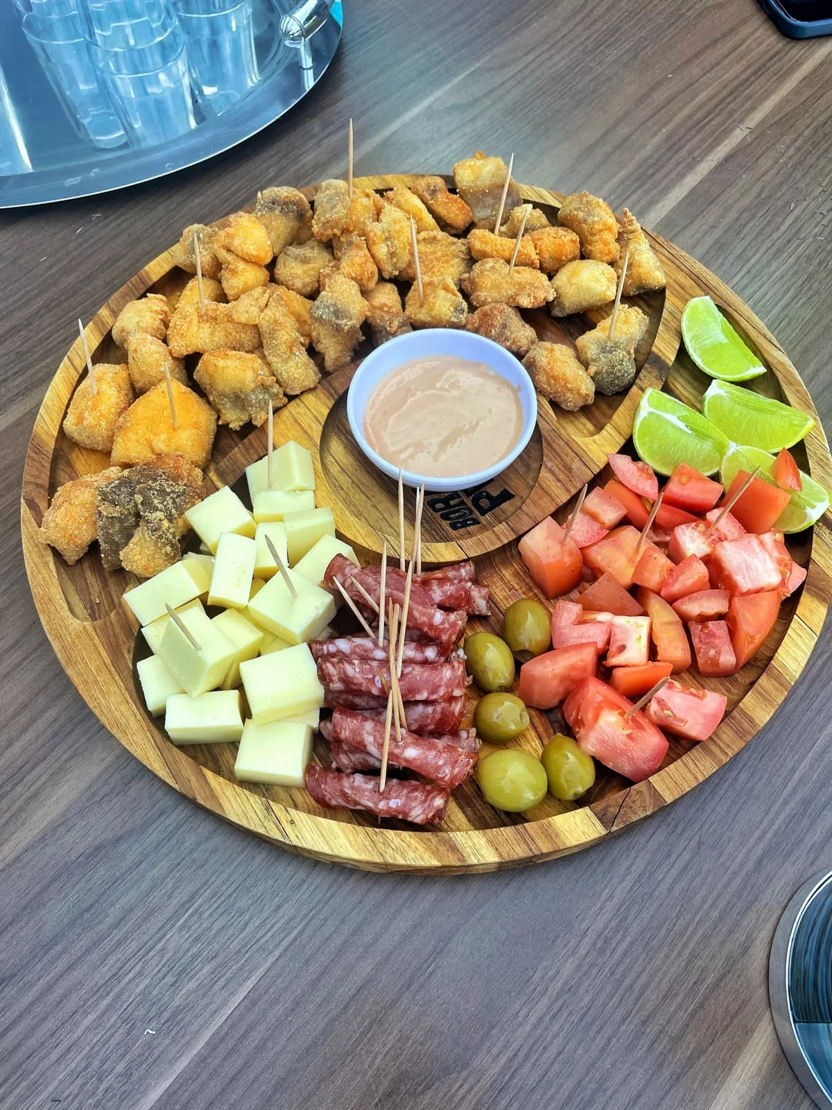 Tábua com porção, frios e frutas