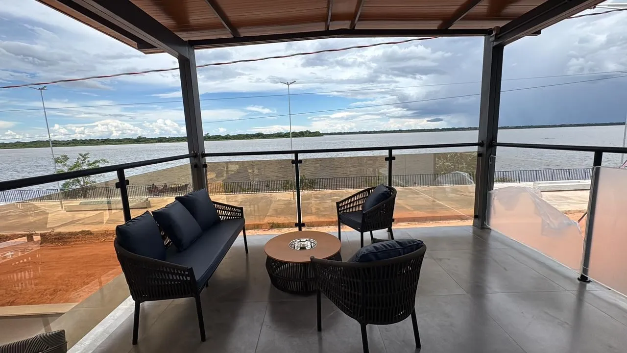Área externa coberta com sofás e vista para o Rio Araguaia