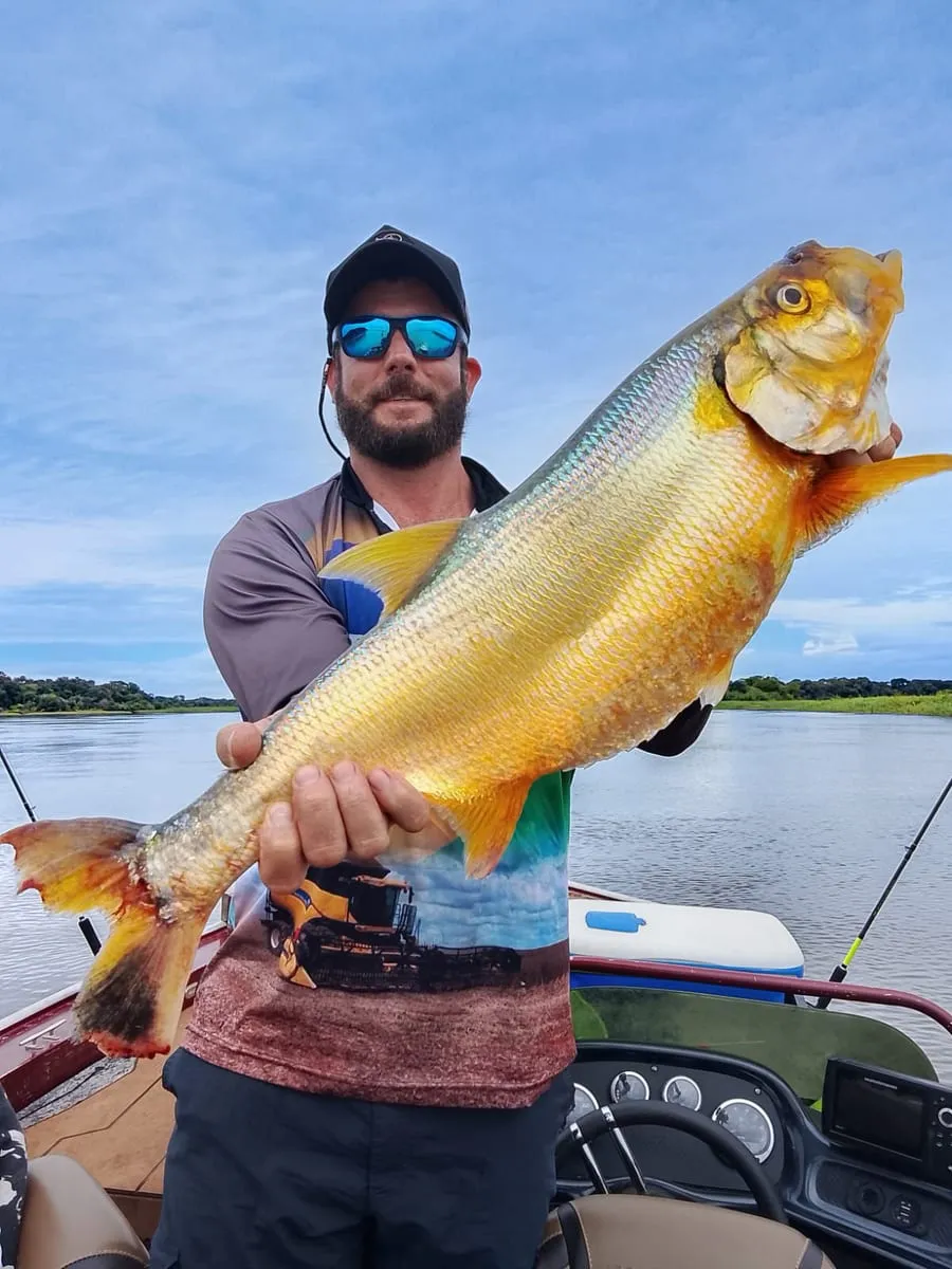Pescador com uma dourada no Rio Araguaia