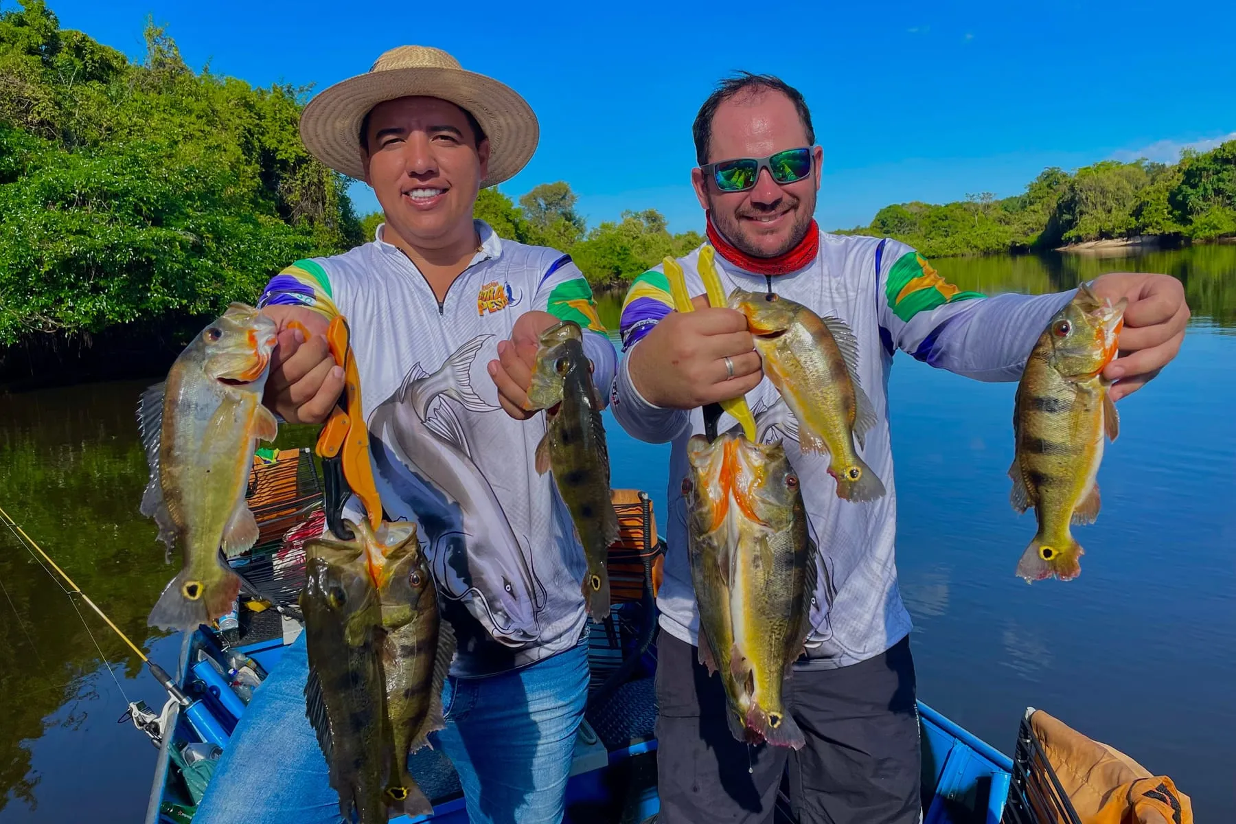 Dois pescadores mostram vários tucunarés