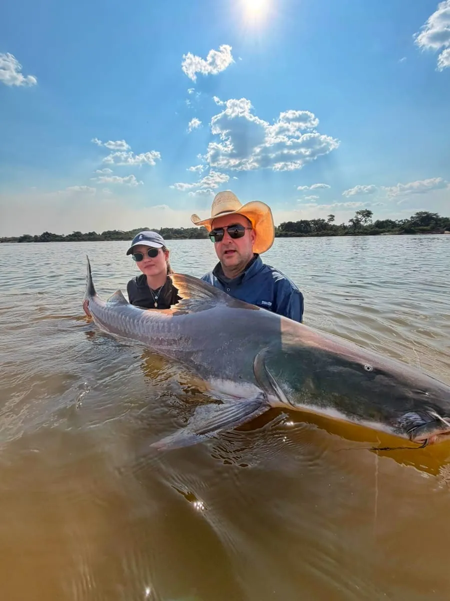 Pescador com uma piraíba no Rio Araguaia