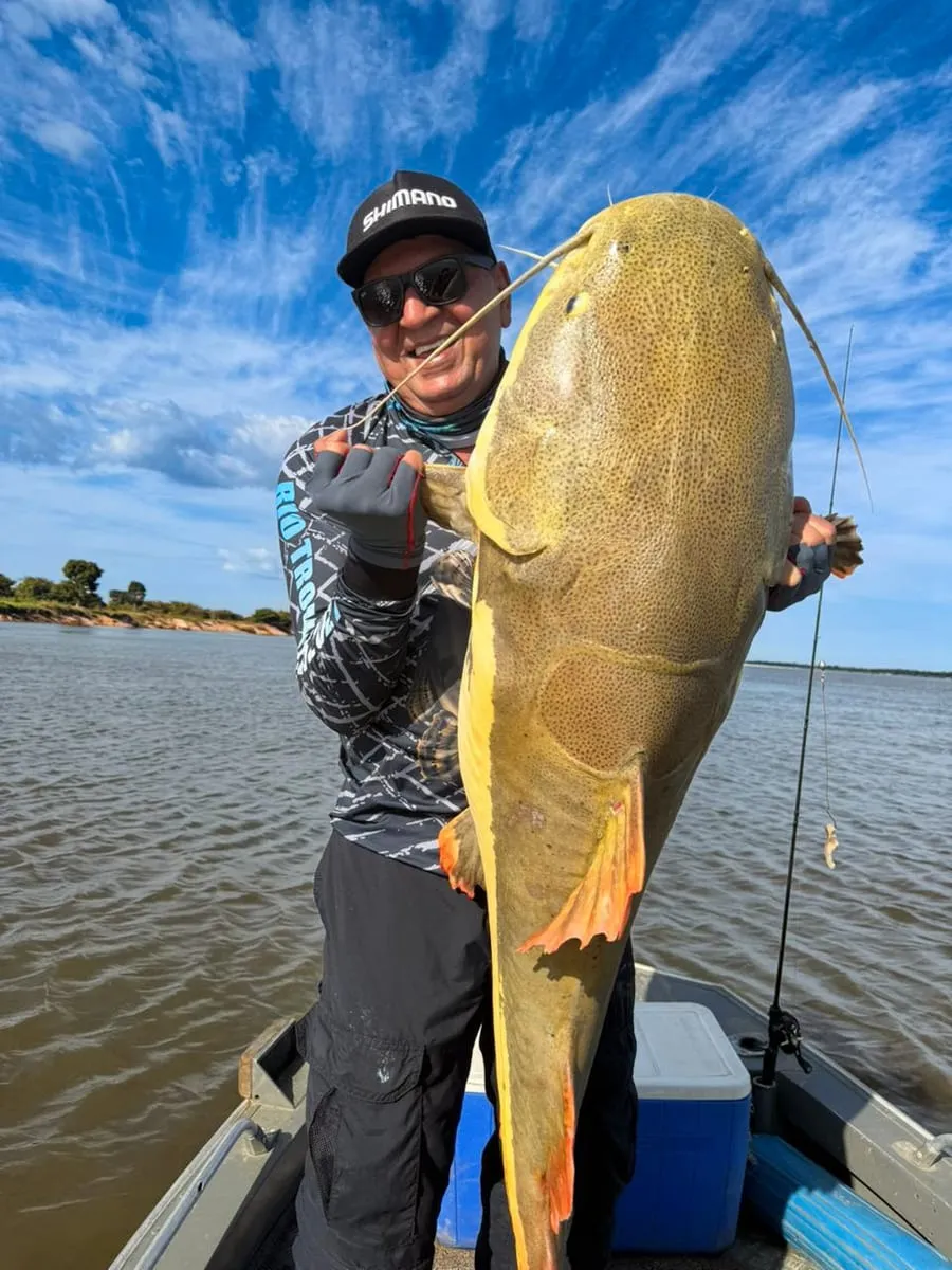 Pescador com uma pirarara no Rio Araguaia
