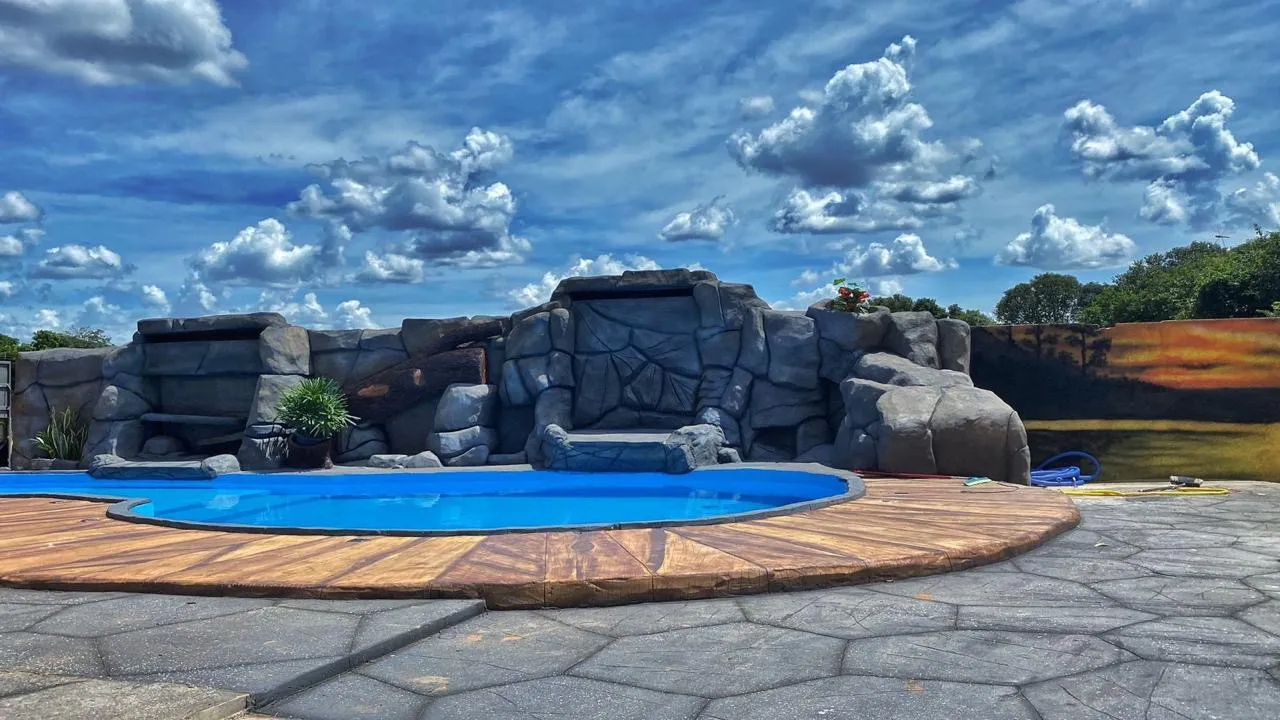 Piscina com cascata de pedra
