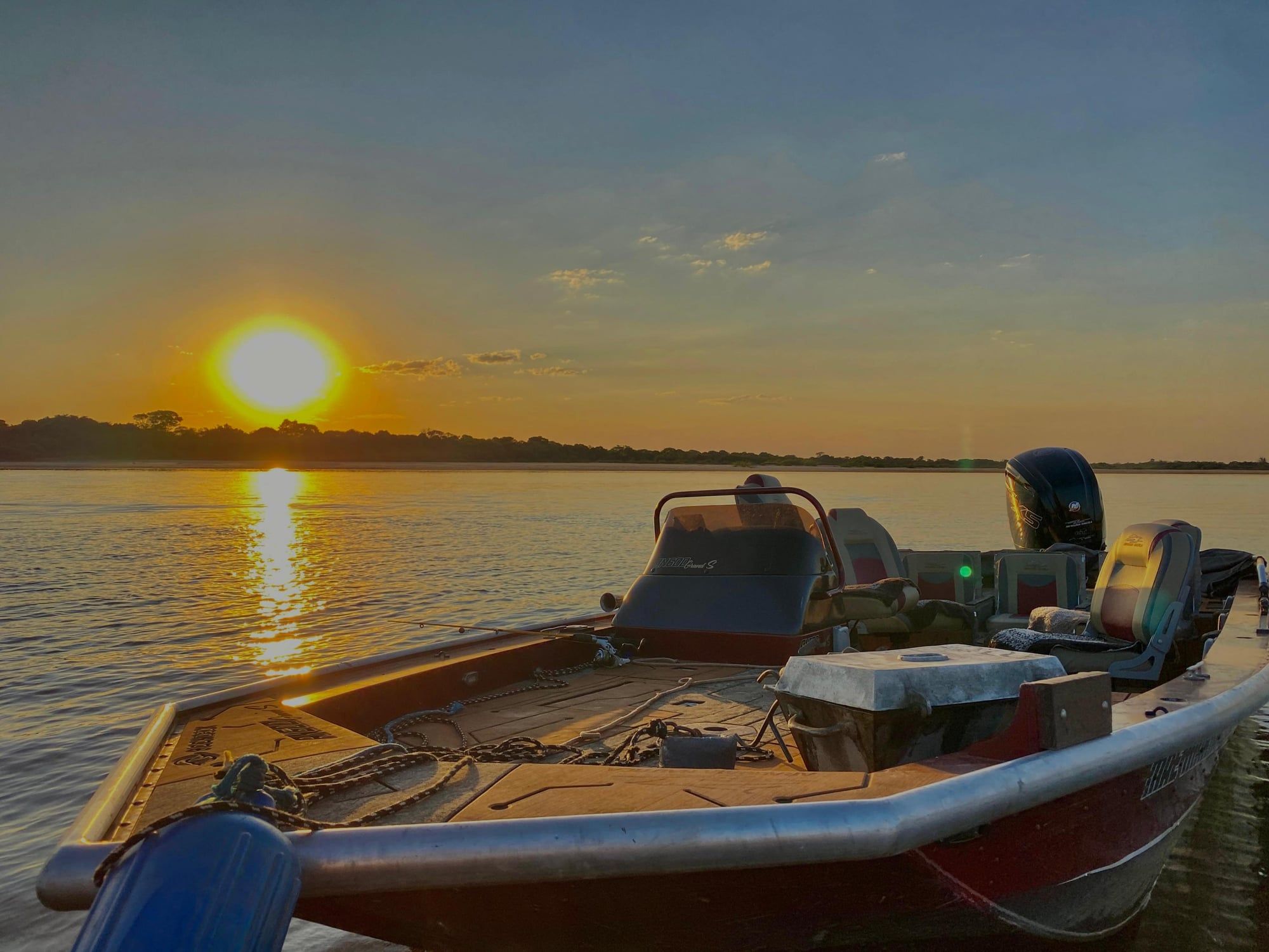 Barco de pesca no Rio Araguaia ao pôr do sol
