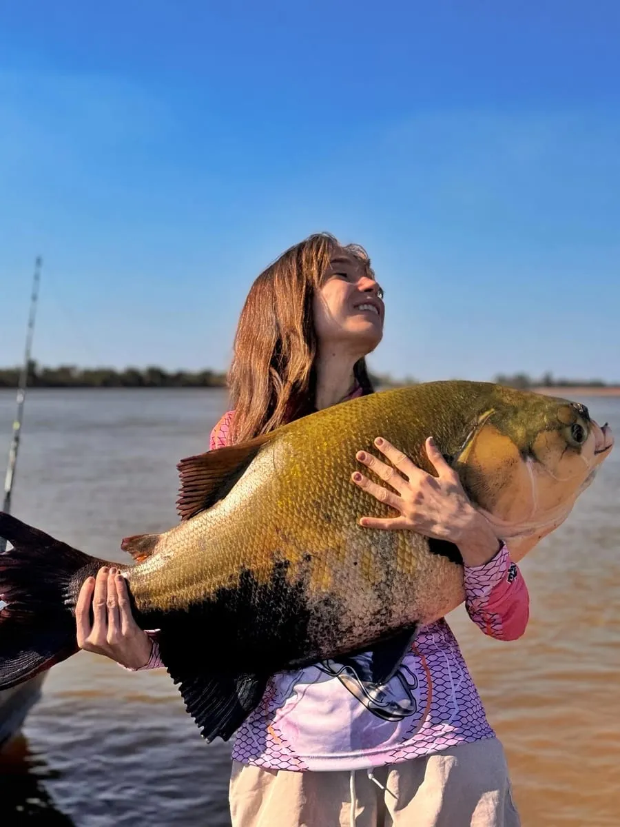 Pescador com um tambaqui no Rio Araguaia